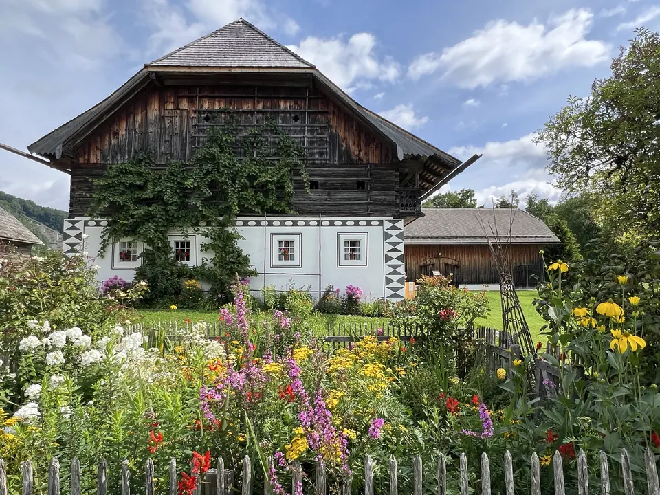 Das Haupthaus mit Bauerngarten