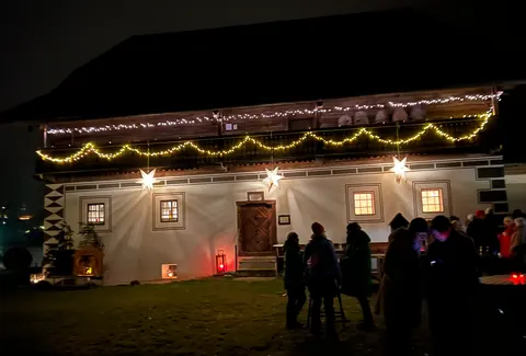 Das Eggerhaus mit Lichterketten am Abend
