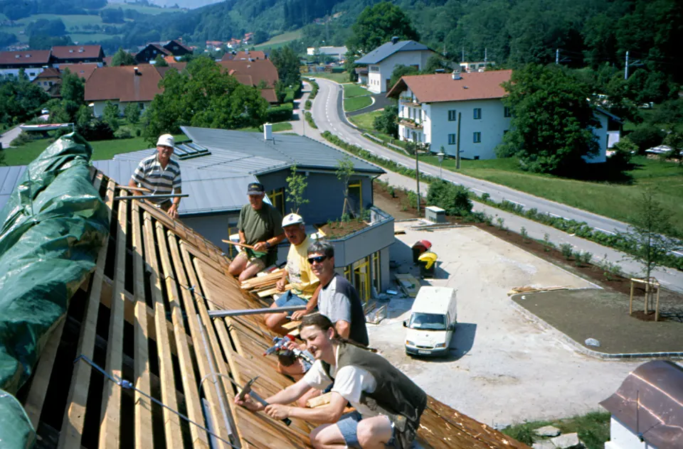 Ehrenamtliche beim Wiederaufbau des Dachstuhls