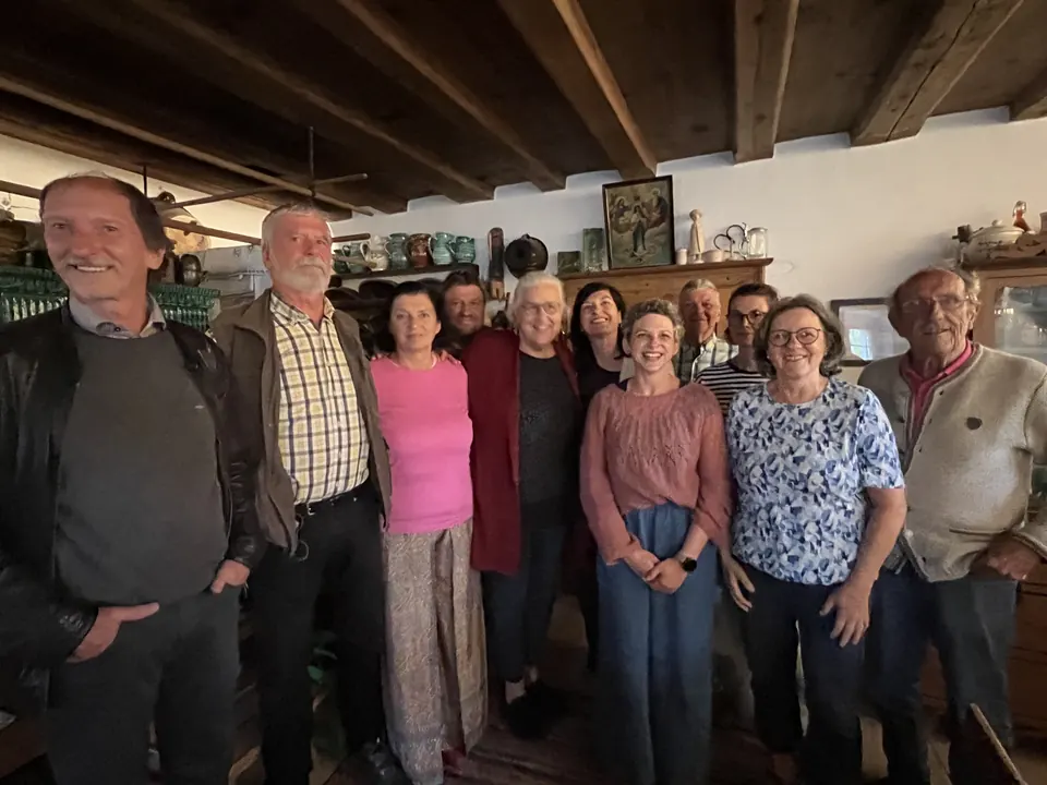 Vorstand und Mitglieder des Kulturvereins Eggerhaus in der Stube