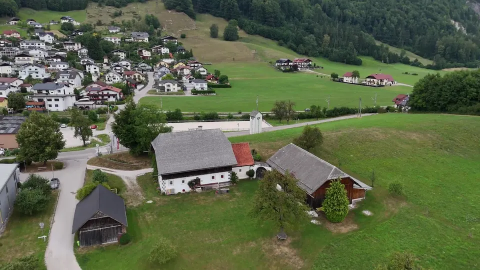 Das Eggerhaus mit Eggerstadl und Troadkasten von oben, dahinter Altmünster